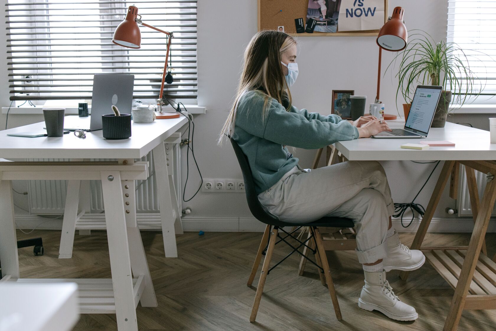 Espace de travail confortable avec repose-pieds ergonomique